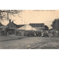 LE MERIOT : place de la fete - etat déchirée