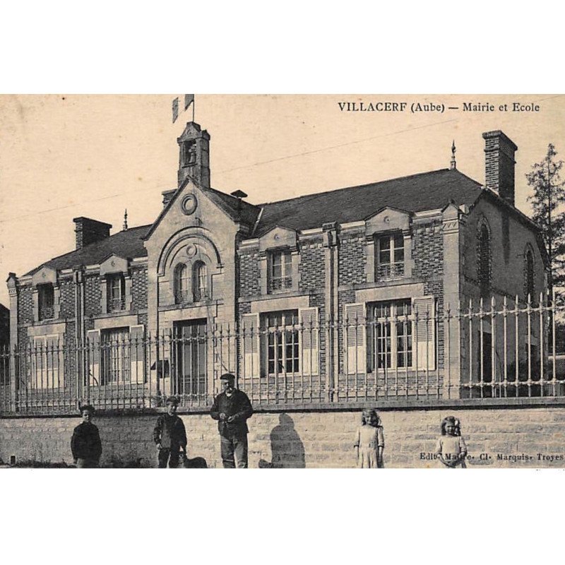 VILLACERF : mairie et ecole - tres bon etat