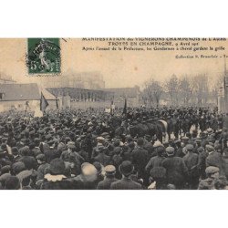 TROYES : manifestation des vignerons champenois, apres assaut de la prefecture - tres bon etat