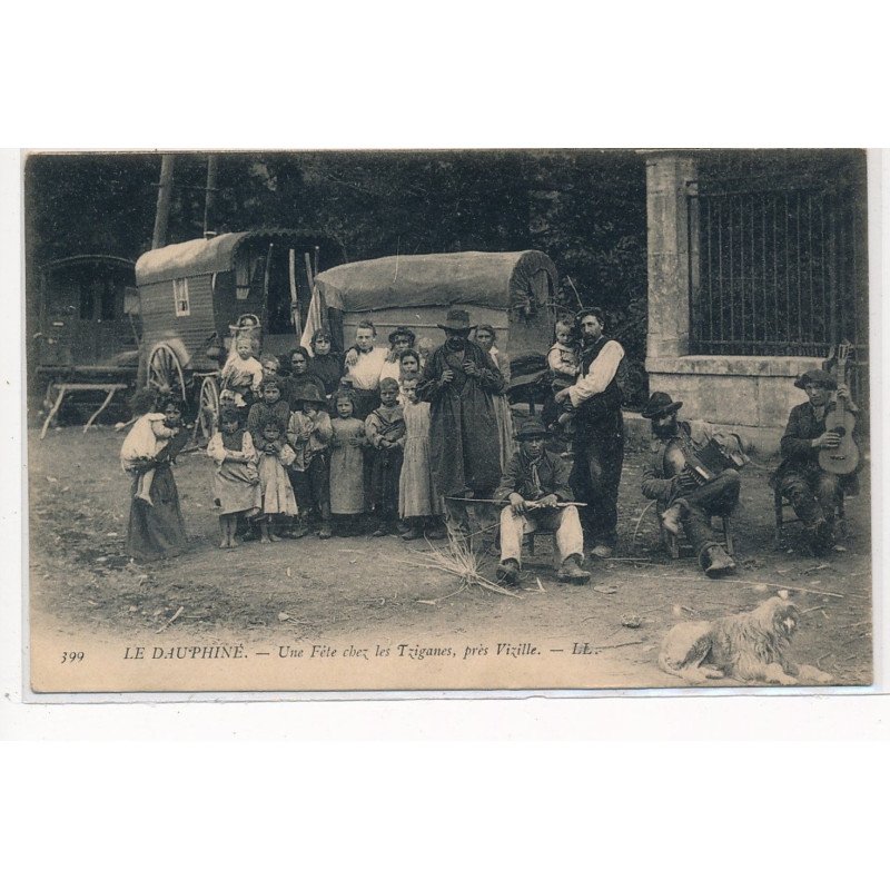 LE DAUPHINE : une fete chez les tziganes, pres vizille - tres bon etat