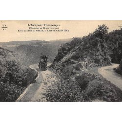 SAINTE-GENEVIEVE : route du mur-de-barrez, l'autobus au grand tournant - tres bon etat