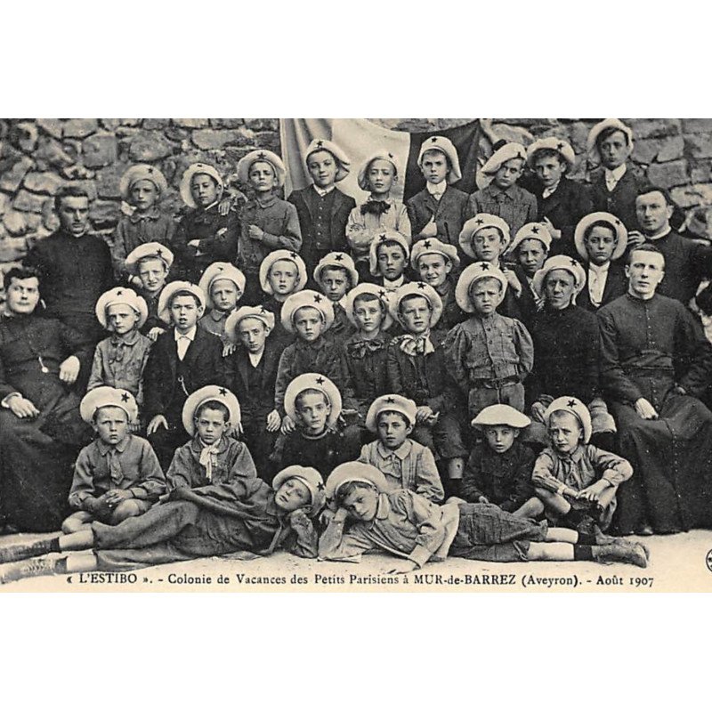 MUR-de-BARREZ : colonie de vacances des petits, groupe de garcon - tres bon etat