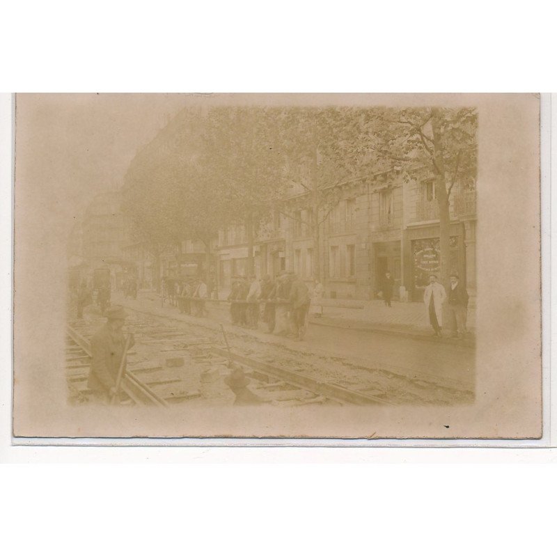 PARIS : les poseurs des rails boulevard saint-michel (tramway) - tres bon etat