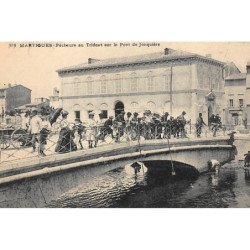 MARTIGUES : pecheurs au trident sur le pont de jonquiere - tres bon etat