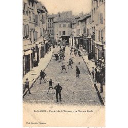 TARASCON : une arrivée de taureaux, la place du marché - tres bon etat