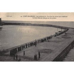 PORT-EN-BESSIN : les habitants du pont font la chaine pour renflouer le saint-sebastien échoué - tres bon etat