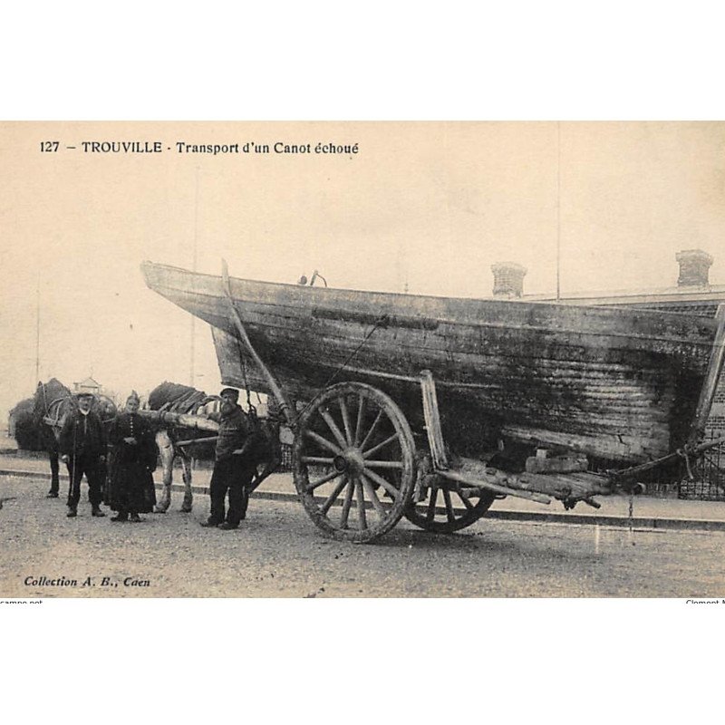 TROUVILLE : transport d'un canot échoué - tres bon etat TROUVILLE : transport d'un canot échoué - tres bon etat