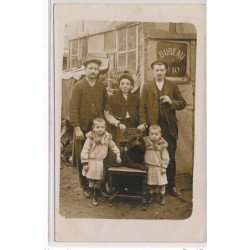 CARTE PHOTO A LOCALISER : personnages, chien, bureau n°10 - tres bon etat