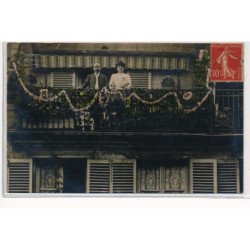 CARTE PHOTO A LOCALISER : personnages aux balcon, couleur, fleuri - tres bon etat