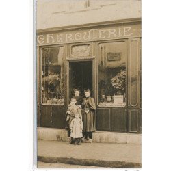 CARTE PHOTO A LOCALISER : paris(?), charcuterie choucroute strasbourg personnages truffes et jambons - tres bon etat