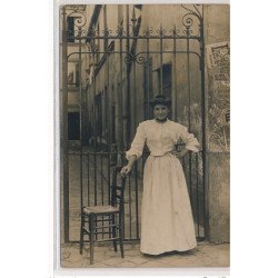 CARTE PHOTO A LOCALISER : paris(?) femme appuyée sur le dossier d'une chaise - tres bon etat