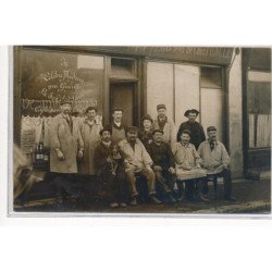 CARTE PHOTO A LOCALISER : café "au rendez-vous de chez l'oncle" paris(?) personnages - tres bon etat