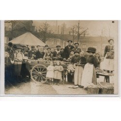 CARTE PHOTO A LOCALISER : un marché, personnages - tres bon etat