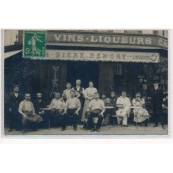 CARTE PHOTO A LOCALISER : paris(?) personnages vins liqueurs biere demory liqueurs fassereau plissant - tres bon etat