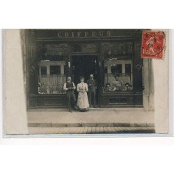 CARTE PHOTO A LOCALISER : salon de coiffure, personnages - tres bon etat