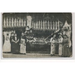 CARTE PHOTO A LOCALISER : paris(?) boucherie, personnages - etat