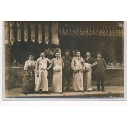 CARTE PHOTO A LOCALISER : paris(?) boucherie, personnages - tres bon etat