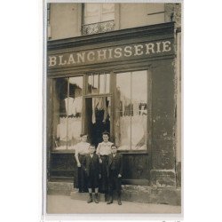 CARTE PHOTO A LOCALISER : paris(?) blanchisserie, personnages - tres bon etat