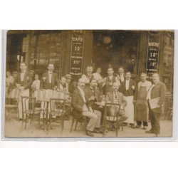 CARTE PHOTO A LOCALISER : paris(?)café, biere specialité de vins blanc, personnages, apéro - tres bon etat