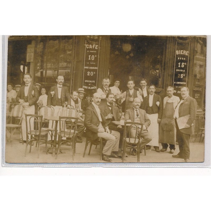 CARTE PHOTO A LOCALISER : paris(?)café, biere specialité de vins blanc, personnages, apéro - tres bon etat