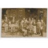 CARTE PHOTO A LOCALISER : paris(?)café, biere specialité de vins blanc, personnages, apéro - tres bon etat