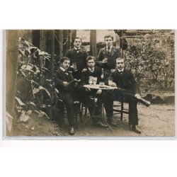 CARTE PHOTO A LOCALISER : personnages apéro exterieur - tres bon etat