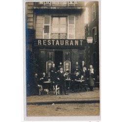 CARTE PHOTO A LOCALISER : paris(?) restaurant, apéro, personnages, chiens, cristal kandarine - tres bon etat