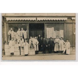 CARTE PHOTO A LOCALISER : paris(?) personnages, ouvriers, magasin - tres bon etat