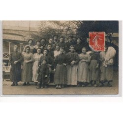 CARTE PHOTO A LOCALISER : charenton(?) un groupe de personnes - tres bon etat