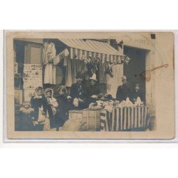 CARTE PHOTO A LOCALISER : stand de vendeur de masques, carnaval(?), cartes postales - etat