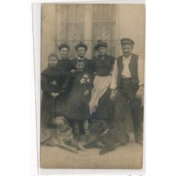 CARTE PHOTO A LOCALISER : paris(?) chiens, personnages - tres bon etat