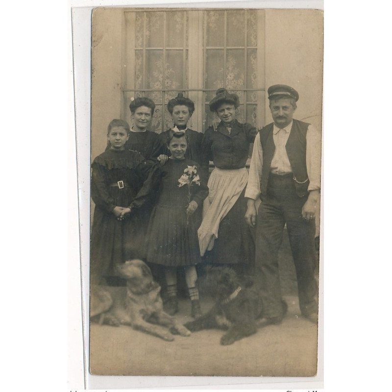 CARTE PHOTO A LOCALISER : paris(?) chiens, personnages - tres bon etat