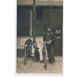 CARTE PHOTO A LOCALISER : teinturerie de plumes, paris(?), vélos - tres bon etat