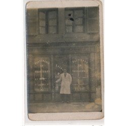 CARTE PHOTO A LOCALISER : paris(?) salon de coiffure, parfumerie et teintures postiches en tous genres - etat
