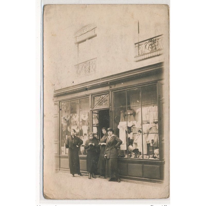 CARTE PHOTO A LOCALISER :paris(?) magasin de vetement, poupée - tres bon etat