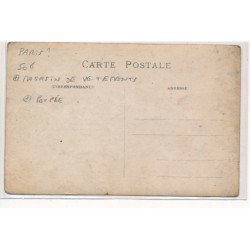 CARTE PHOTO A LOCALISER :paris(?) magasin de vetement, poupée - tres bon etat