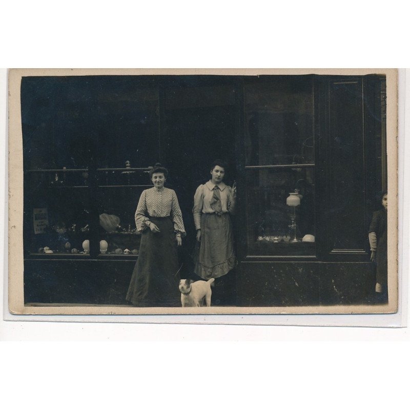 CARTE PHOTO A LOCALISER : paris(?) magasin de luminaires, ampoules - tres bon etat