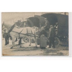CARTE PHOTO A LOCALISER : attelages, marché(?) - tres bon etat
