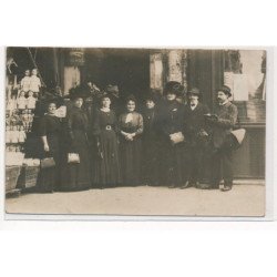 CARTE PHOTO A LOCALISER : paris(?) magasin dejouets, poupees - tres bon etat