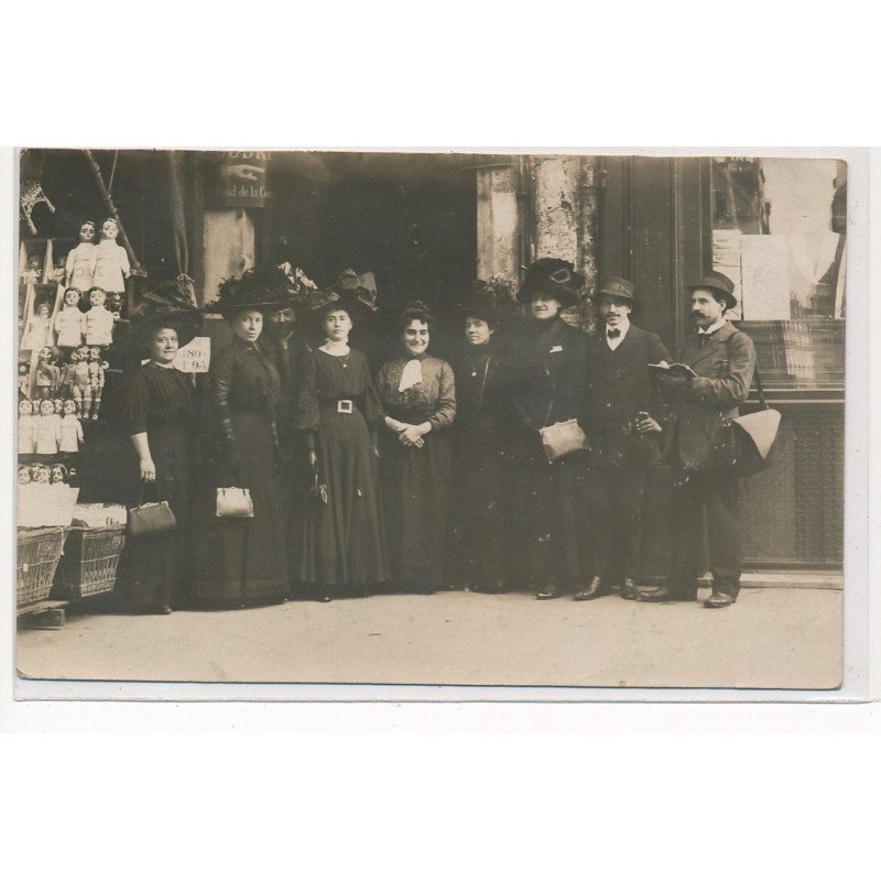 CARTE PHOTO A LOCALISER : paris(?) magasin dejouets, poupees - tres bon etat