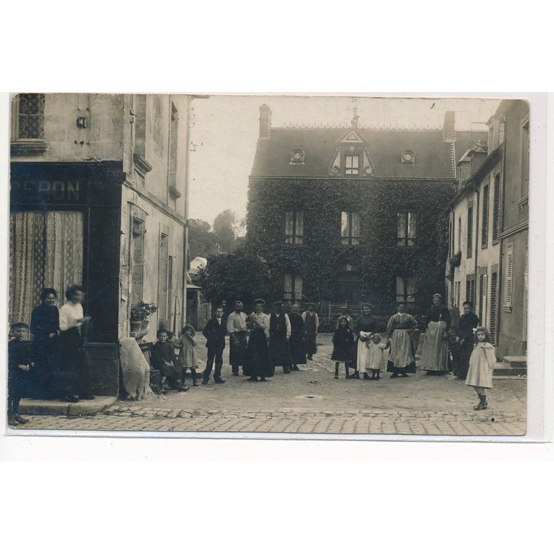 CARTE PHOTO A LOCALISER : peronnages - tres bon etat