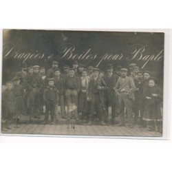CARTE PHOTO A LOCALISER : paris(?) dragees et boites pour bapteme - tres bon etat