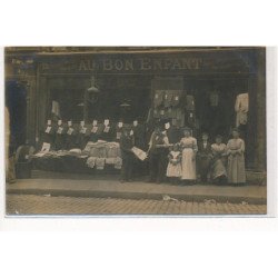 CARTE PHOTO A LOCALISER : paris(?) vetements, "au bon enfant" - tres bon etat