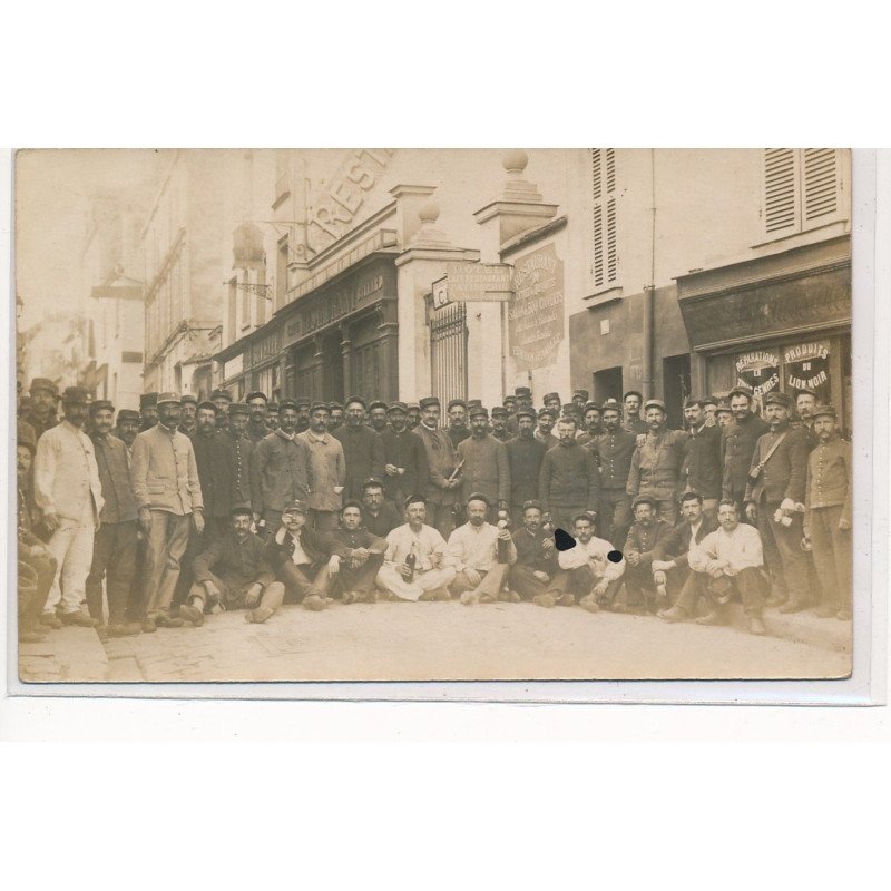 CARTE PHOTO A LOCALISER : paris(?) militaires, vins - tres bon etat