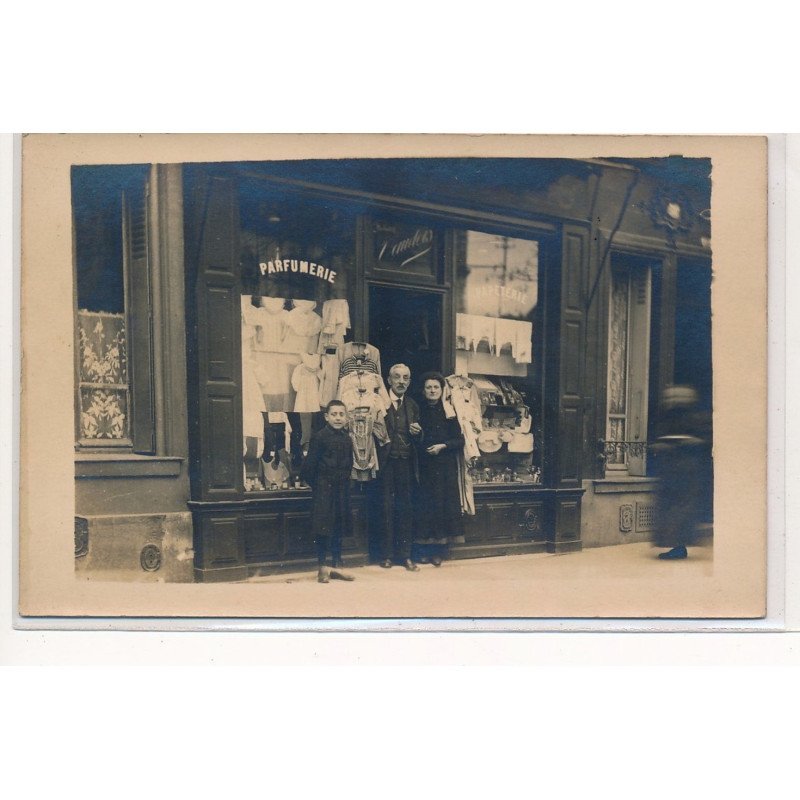 CARTE PHOTO A LOCALISER : paris(?) parfumerie, papeterie - tres bon etat
