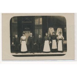 CARTE PHOTO A LOCALISER : paris(?) maison amelot, vetement - tres bon etat