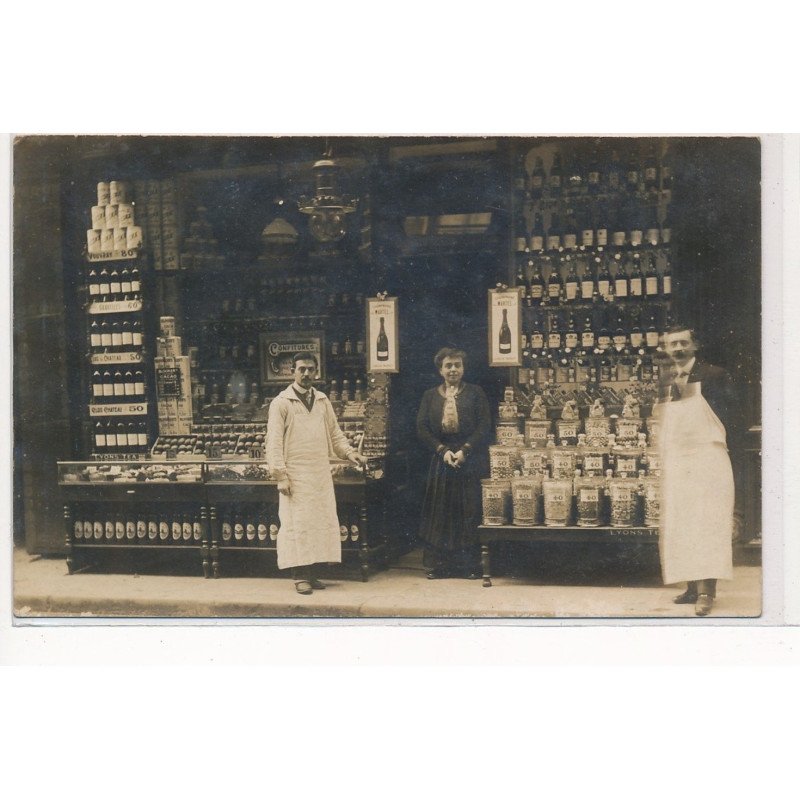 CARTE PHOTO A LOCALISER : paris(?) epicerie, bonbons - tres bon etat