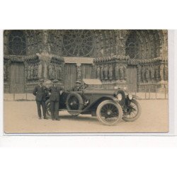 REIMS : automobile devant la cathedrale - tres bon etat