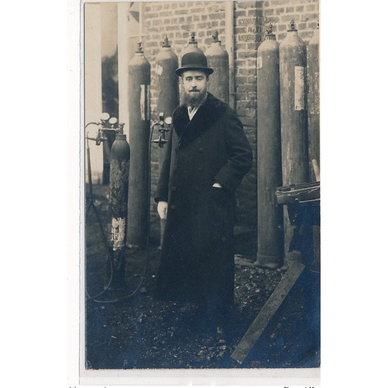 LOOS(?) : homme devant bonbonne de gaz(?) - tres bon etat
