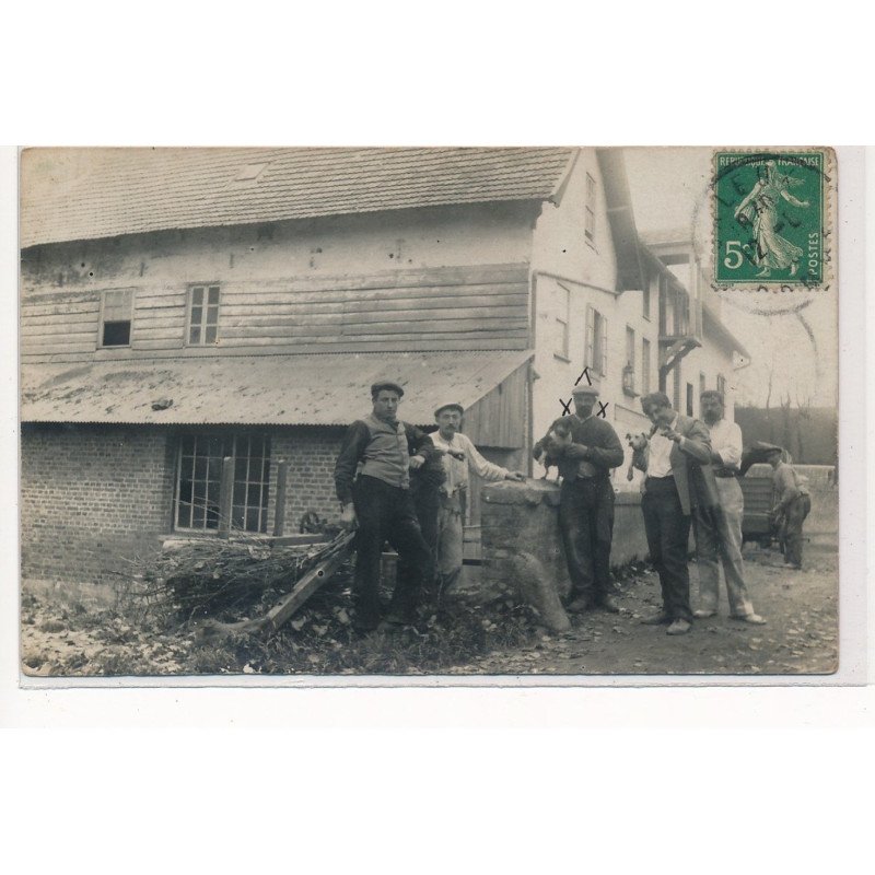 SALEUX : personnages, chiens - tres bon etat